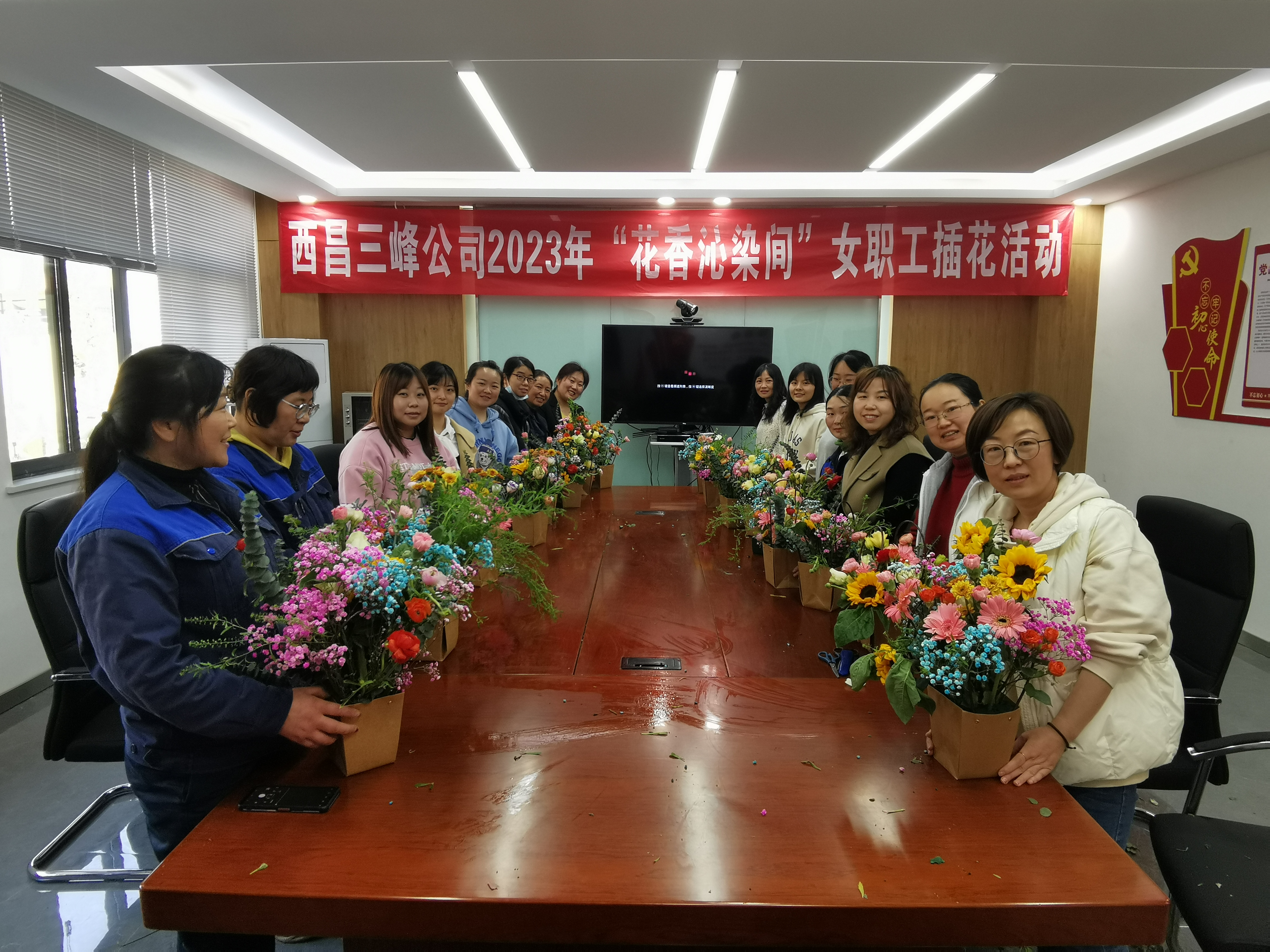 3月7日，四川西昌公司開展“花香沁染間”插花活動。.jpg