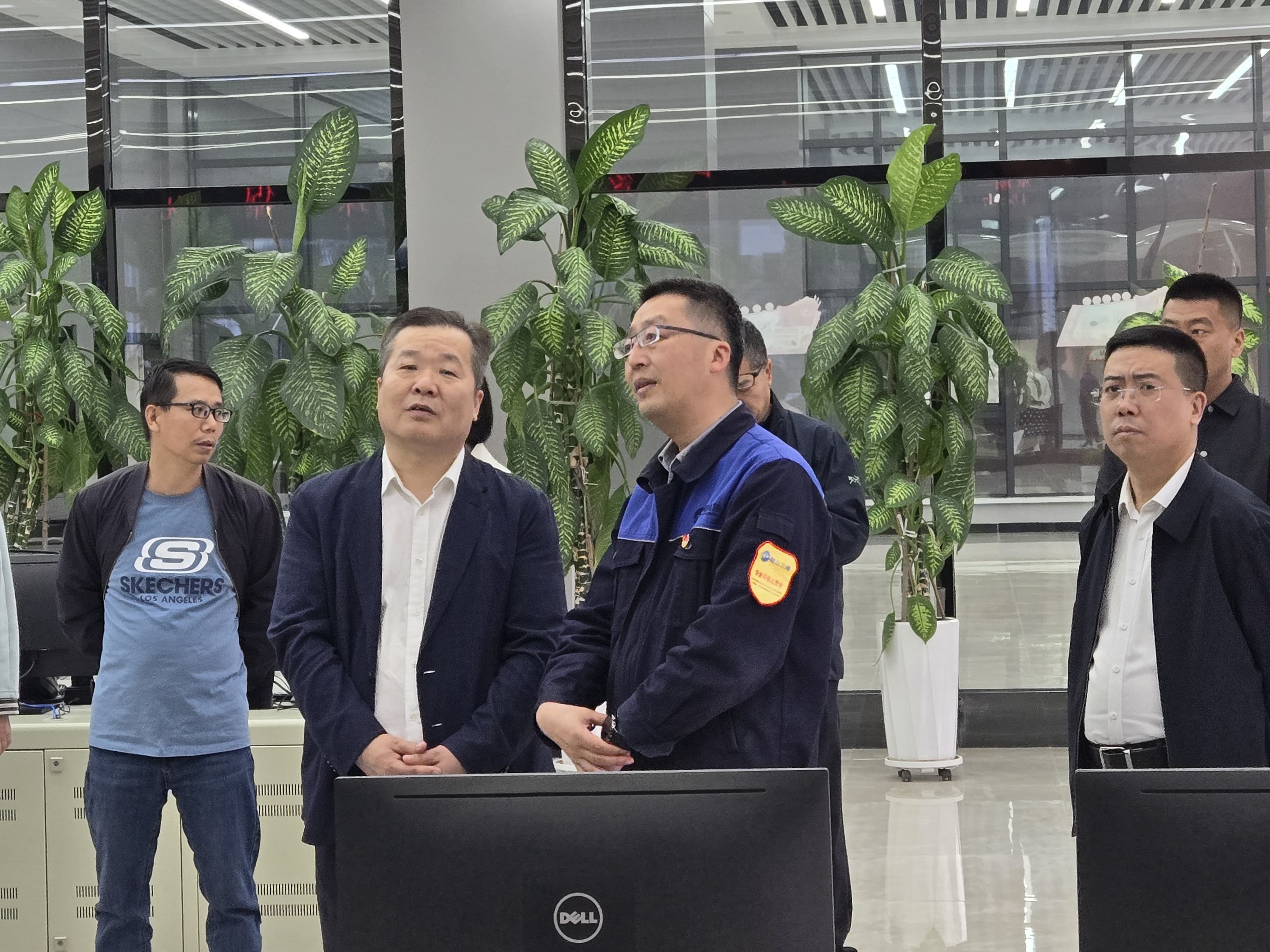 人大常委會(huì)副主任王磊一行在中央控制室.jpg 人大常委會(huì)副主任王磊一行在中央控制室.jpg